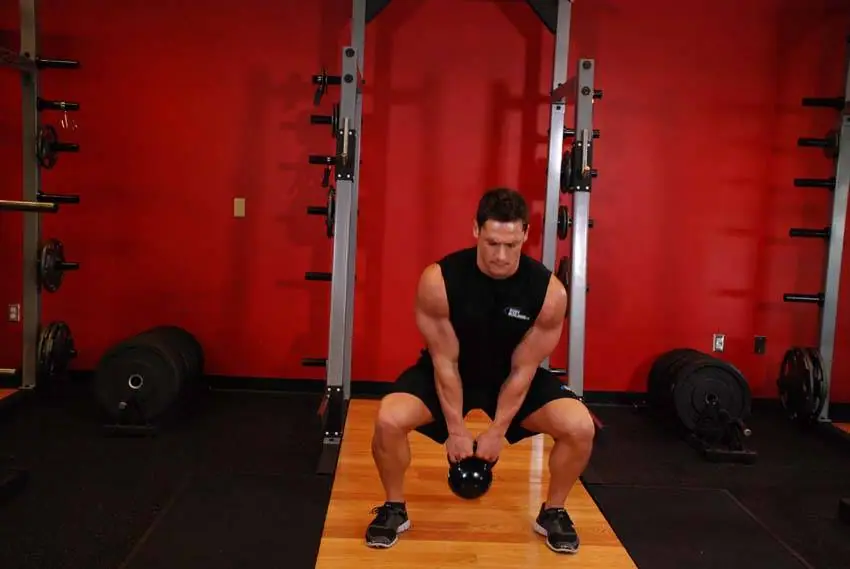 Open Palm Kettlebell Clean — posisi awal