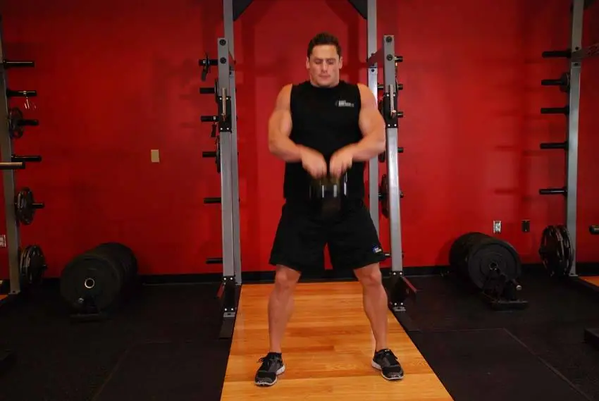 Open Palm Kettlebell Clean — posisi akhir