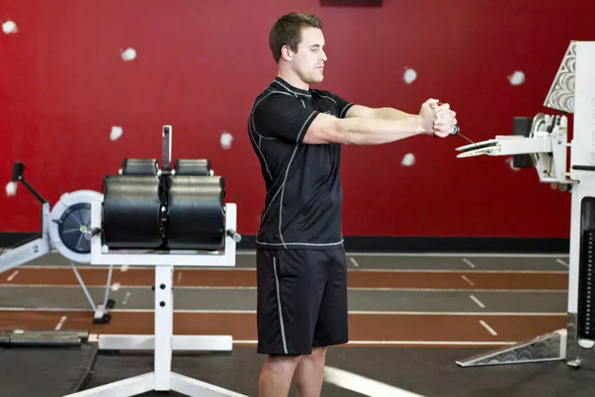 Pallof Press With Rotation — posisi akhir