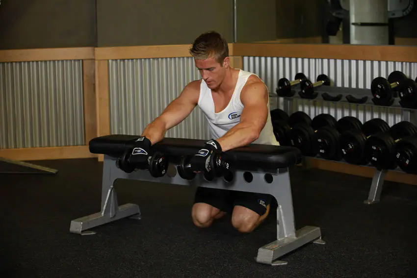 Palms-Down Dumbbell Wrist Curl Over A Bench — posisi awal
