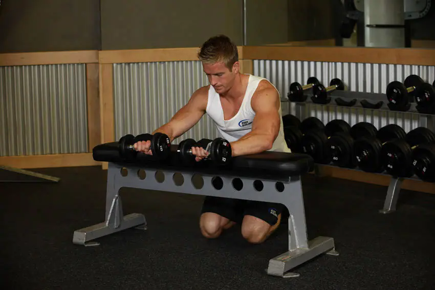 Palms-Down Dumbbell Wrist Curl Over A Bench — posisi akhir