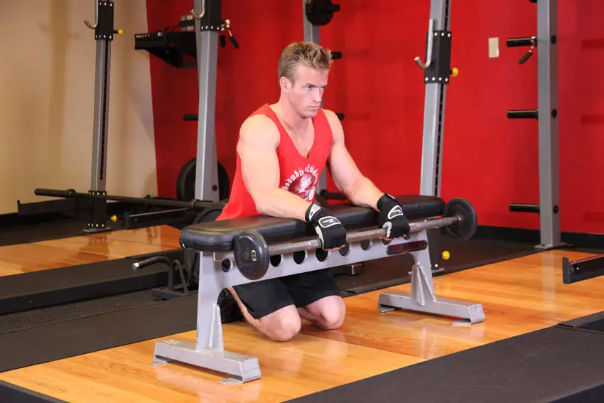 Palms-Down Wrist Curl Over A Bench — posisi awal