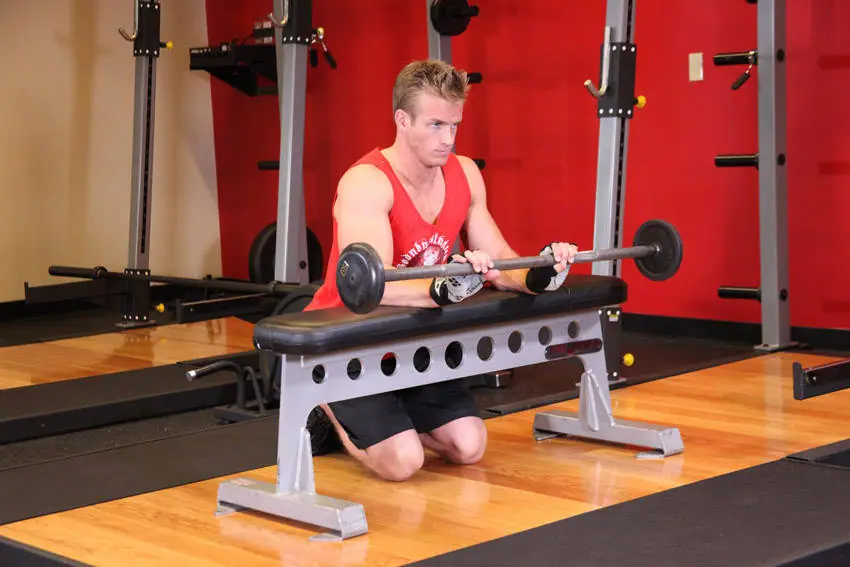 Palms-Down Wrist Curl Over A Bench — posisi akhir