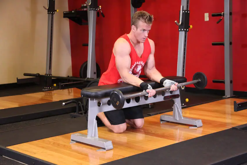 Palms-Up Barbell Wrist Curl Over A Bench — posisi awal