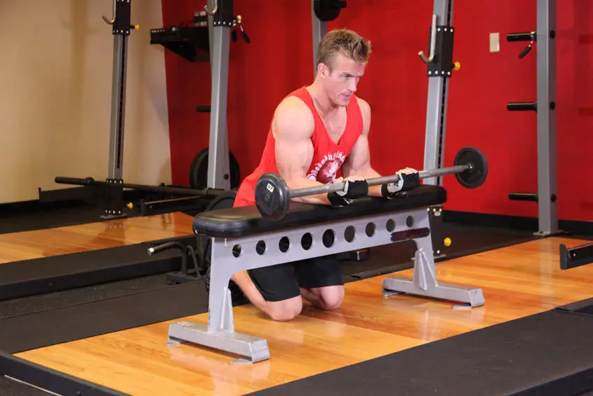 Palms-Up Barbell Wrist Curl Over A Bench — posisi akhir