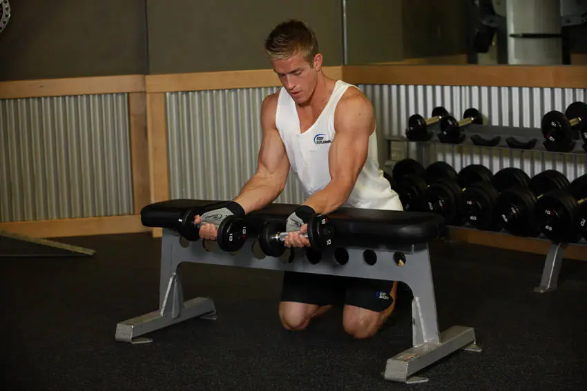 Palms-Up Dumbbell Wrist Curl Over A Bench — posisi awal