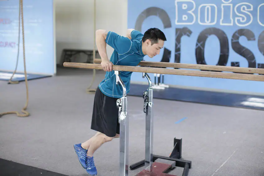 Parallel Bar Dip — posisi awal