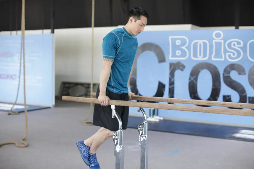 Parallel Bar Dip — posisi akhir