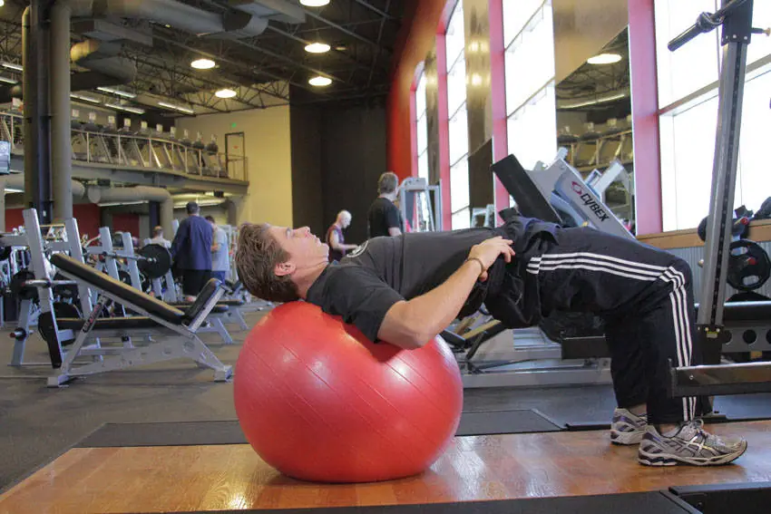 Physioball Hip Bridge — posisi akhir