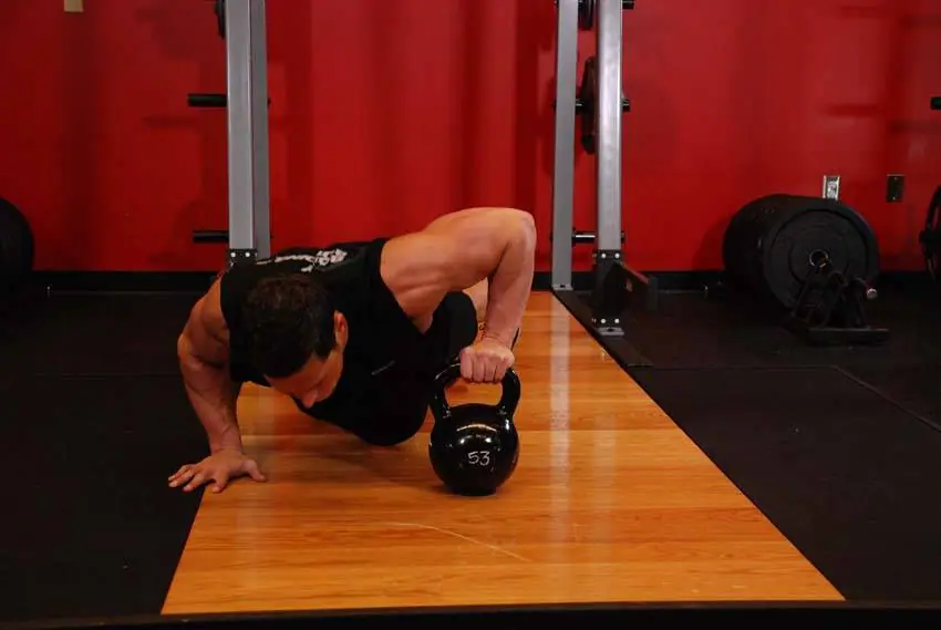 Plyo Kettlebell Pushups — posisi awal