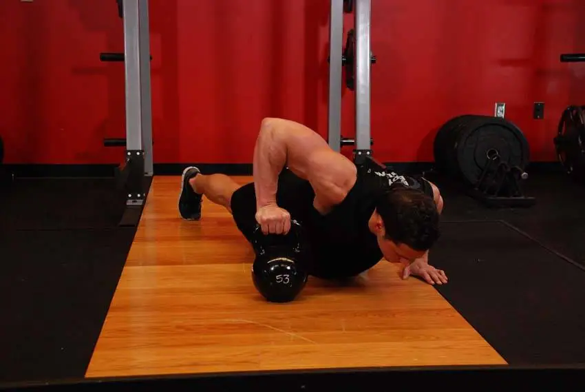 Plyo Kettlebell Pushups — posisi akhir