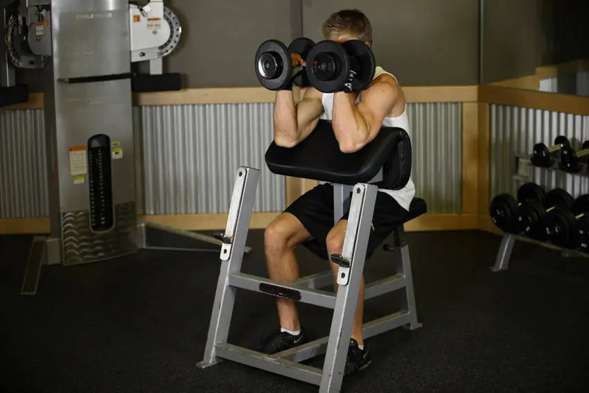 Preacher Hammer Dumbbell Curl — posisi akhir