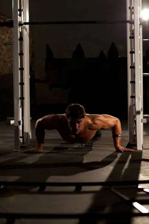 Push-Up Wide — posisi akhir