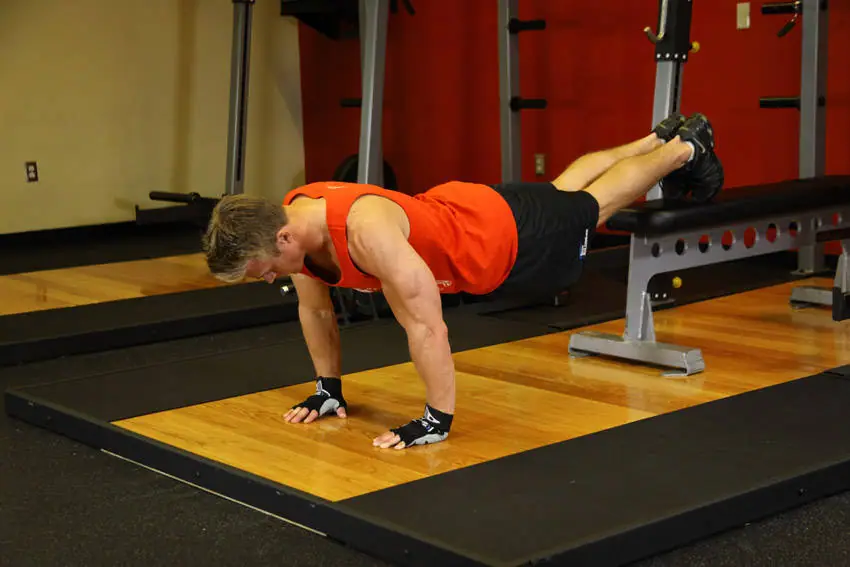 Push-Ups With Feet Elevated — posisi awal