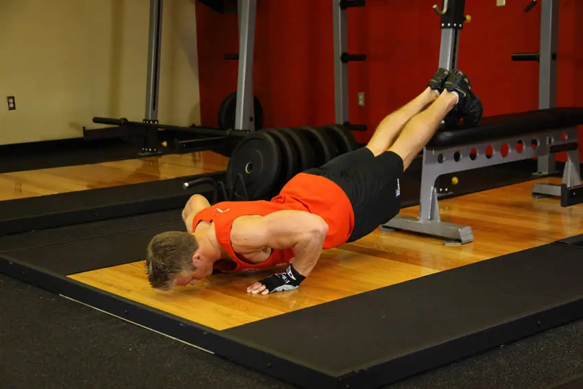 Push-Ups With Feet Elevated — posisi akhir