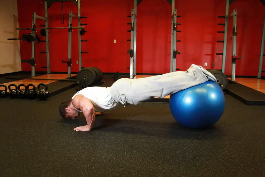 Push-Ups With Feet On An Exercise Ball — posisi awal