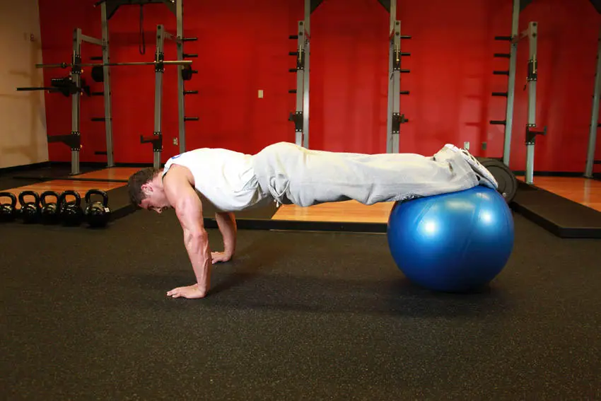 Push-Ups With Feet On An Exercise Ball — posisi akhir