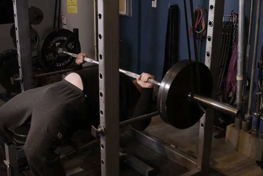 Reverse Band Bench Press — posisi akhir