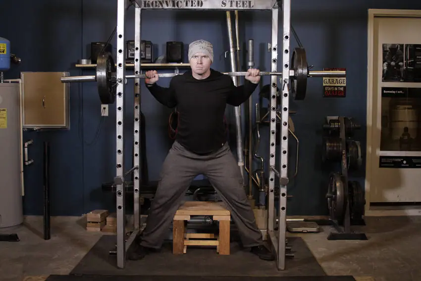 Reverse Band Box Squat — posisi awal