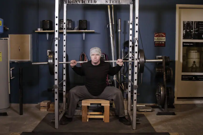 Reverse Band Box Squat — posisi akhir