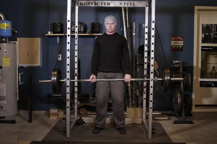 Reverse Band Deadlift — posisi akhir