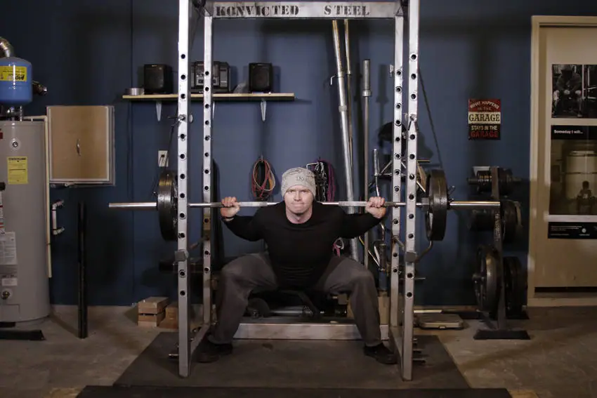 Reverse Band Power Squat — posisi akhir