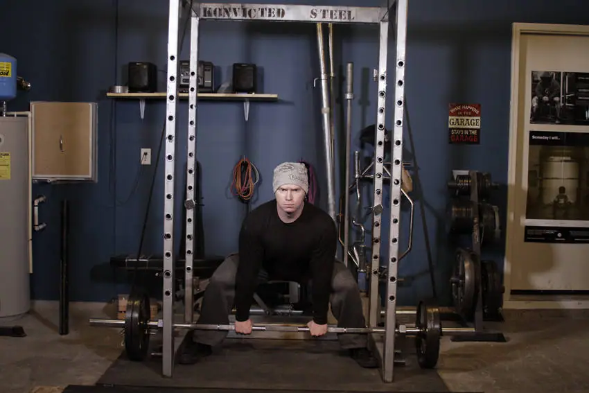 Reverse Band Sumo Deadlift — posisi awal