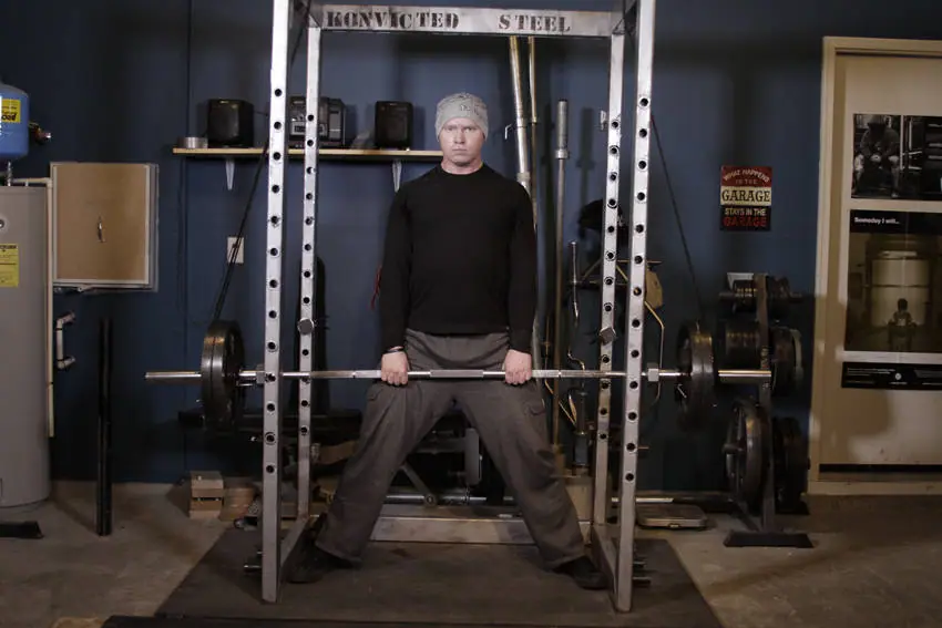 Reverse Band Sumo Deadlift — posisi akhir