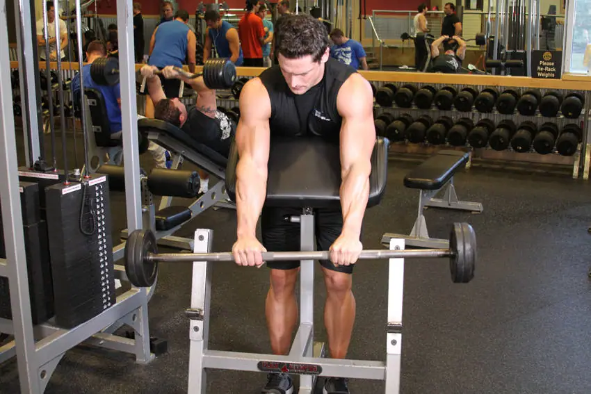 Reverse Barbell Preacher Curls — posisi awal