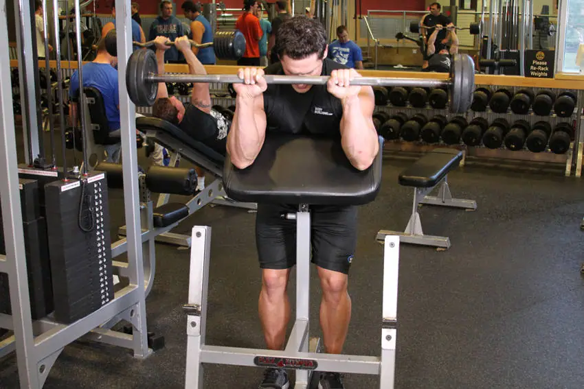 Reverse Barbell Preacher Curls — posisi akhir