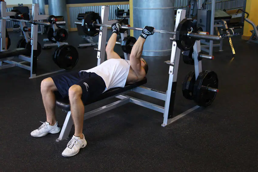Reverse Triceps Bench Press — posisi awal