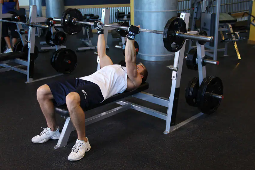 Reverse Triceps Bench Press — posisi akhir