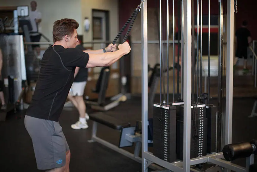 Rope Straight-Arm Pulldown — posisi awal