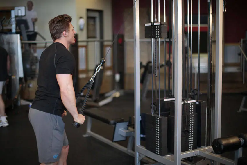 Rope Straight-Arm Pulldown — posisi akhir