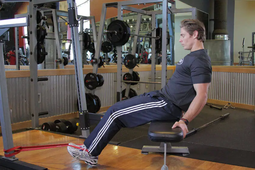 Seated Band Hamstring Curl — posisi awal