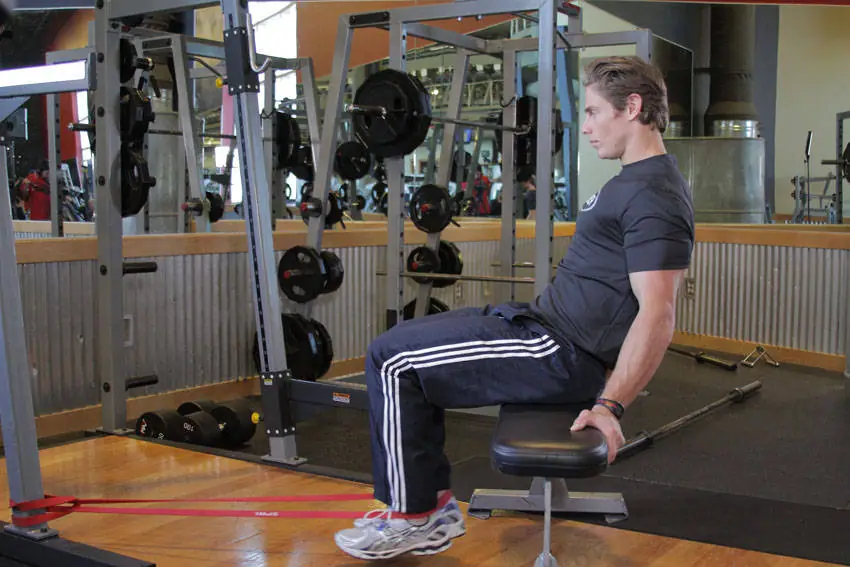 Seated Band Hamstring Curl — posisi akhir