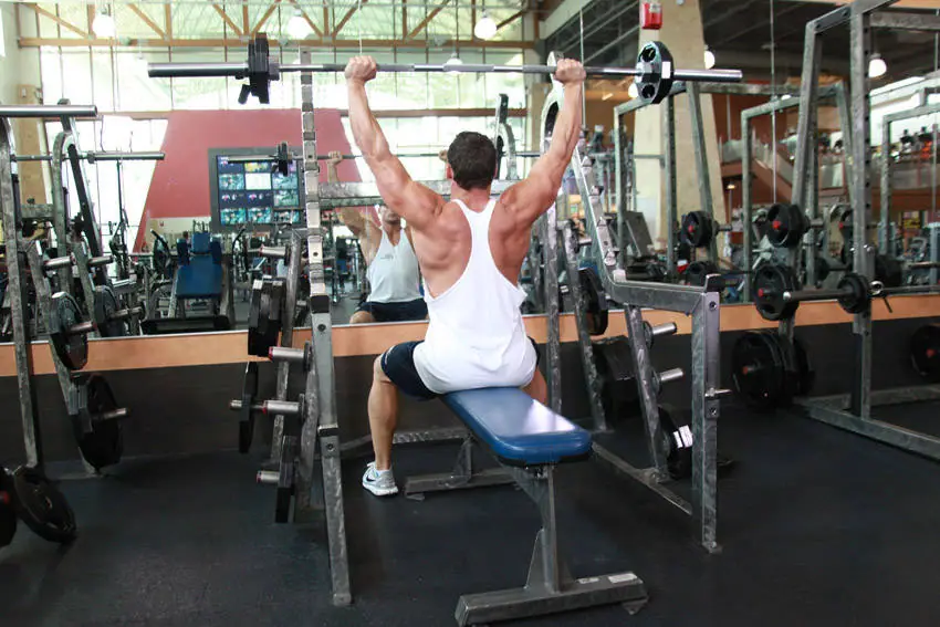 Seated Barbell Military Press — posisi akhir