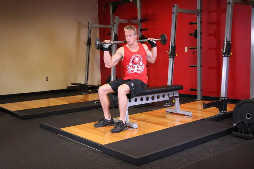 Seated Barbell Twist — posisi akhir