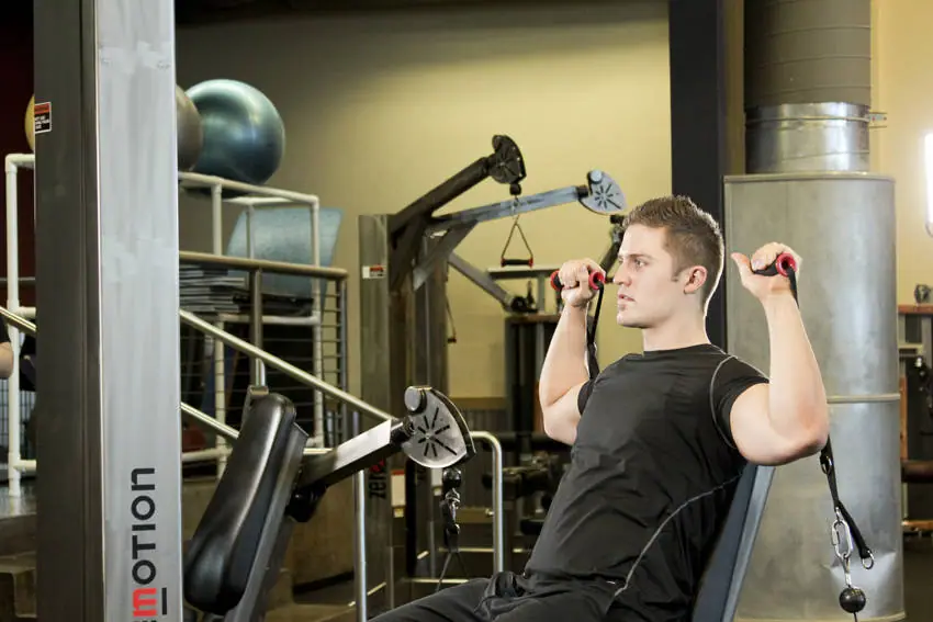 Seated Cable Shoulder Press — posisi awal