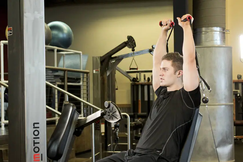 Seated Cable Shoulder Press — posisi akhir