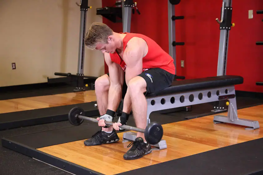 Seated Close-Grip Concentration Barbell Curl — posisi awal