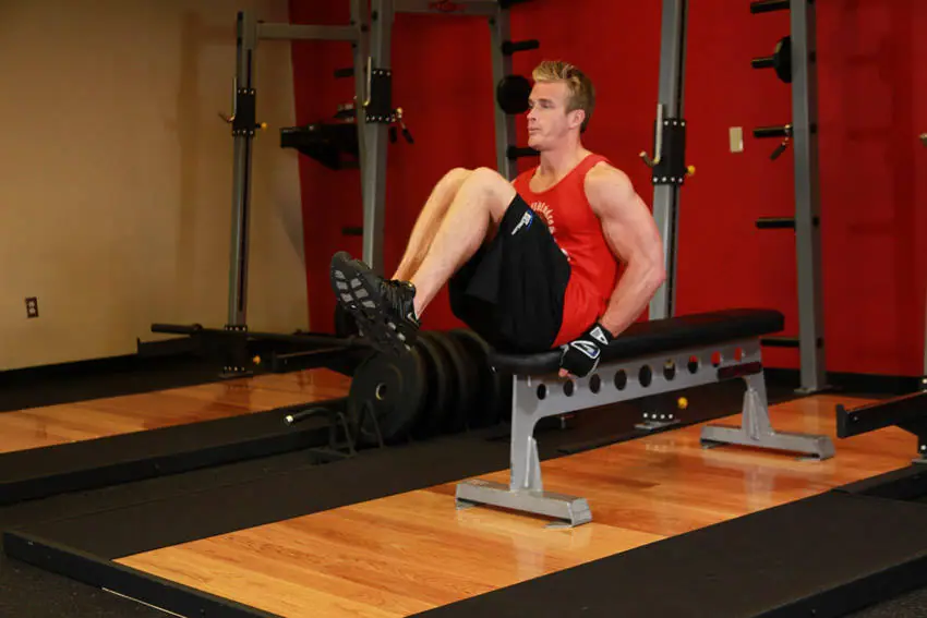 Seated Flat Bench Leg Pull-In — posisi akhir
