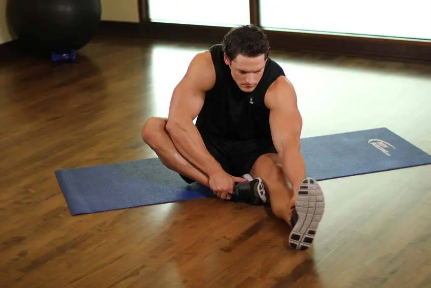 Seated Floor Hamstring Stretch — posisi akhir