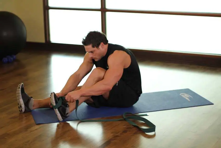 Seated Hamstring and Calf Stretch — posisi awal