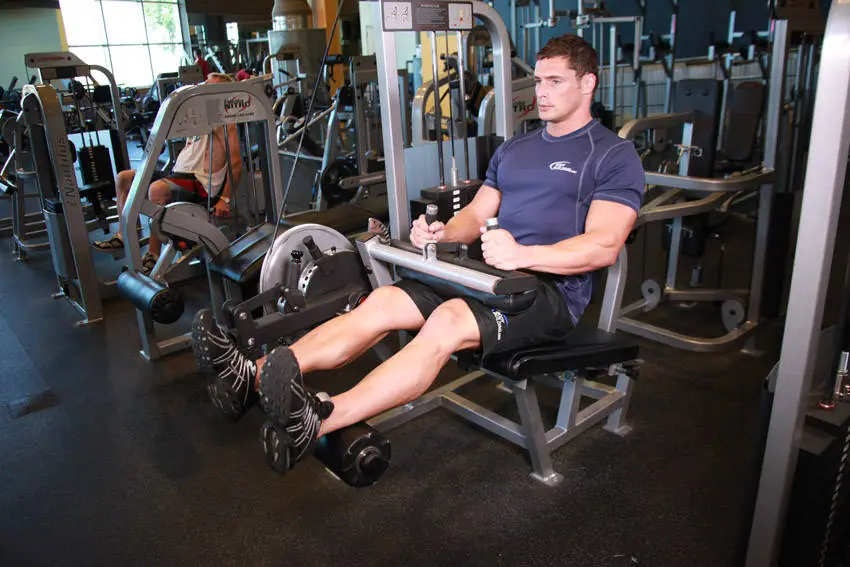 Seated Leg Curl — posisi awal