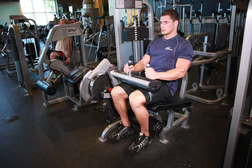 Seated Leg Curl — posisi akhir