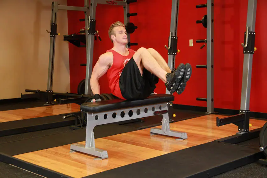 Seated Leg Tucks — posisi awal