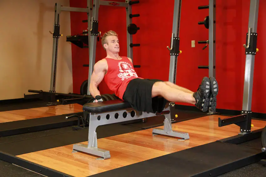 Seated Leg Tucks — posisi akhir