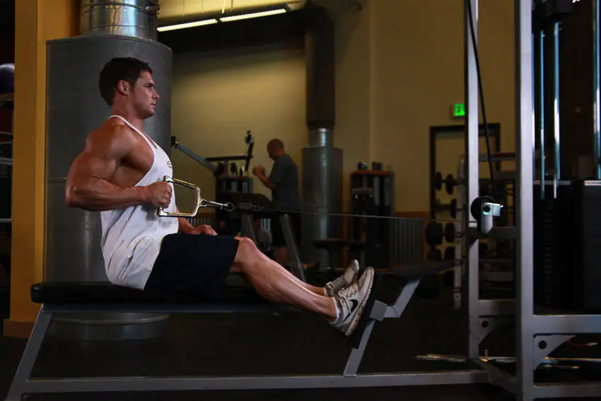 Seated One-arm Cable Pulley Rows — posisi akhir
