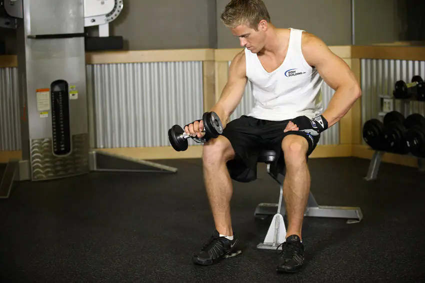 Seated One-Arm Dumbbell Palms-Down Wrist Curl — posisi akhir